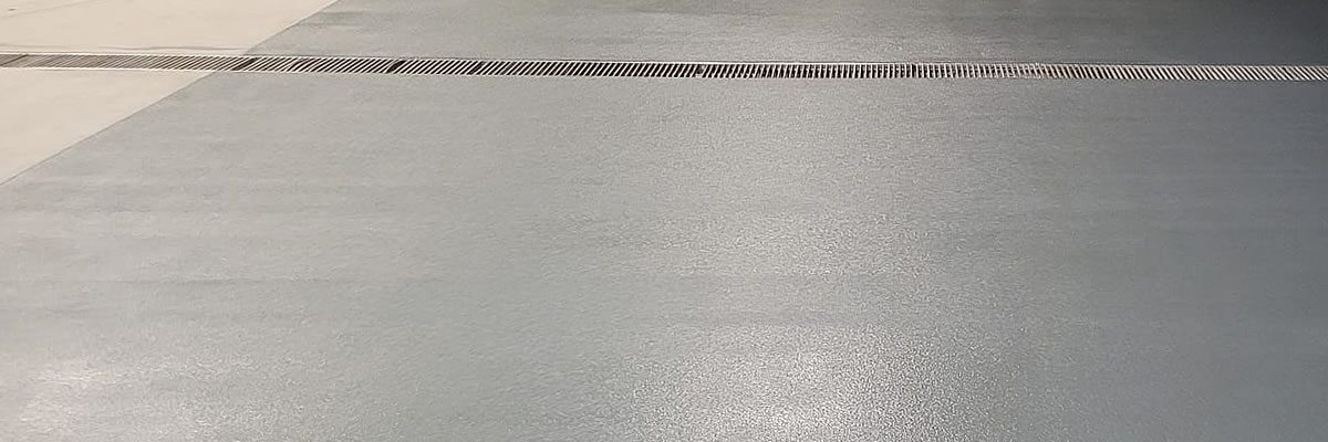 Epoxidharzboden mit linearer Edelstahl-Entwässerungsrinne
