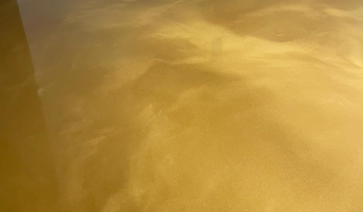 Metallic Floor Detailaufnahme – goldschimmernder Designboden mit changierendem Metalliceffekt