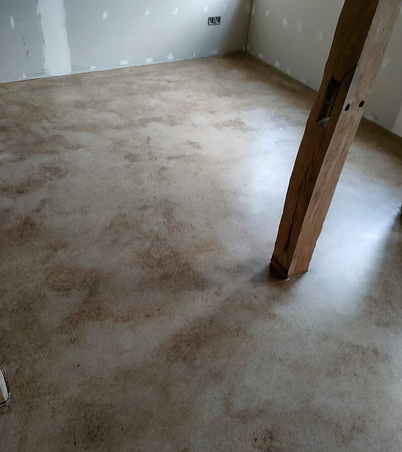 Sichtestrich Gesamtansicht – heller Zementestrich im Fachwerkhaus mit mehreren freistehenden Holzstützen