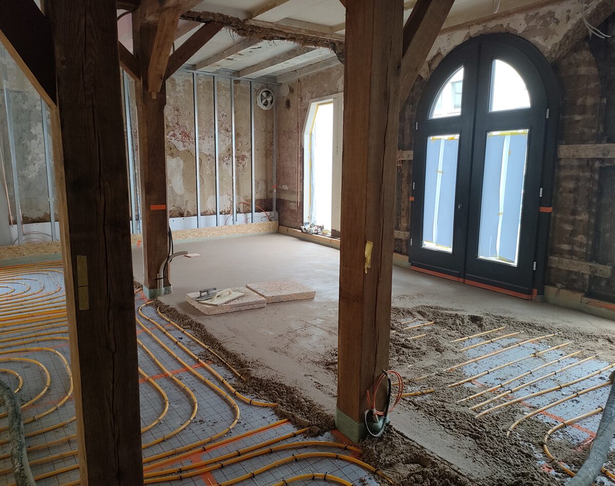 Estricheinbau in einem Altbau mit Fachwerk-Ständern und Estrichpumpe