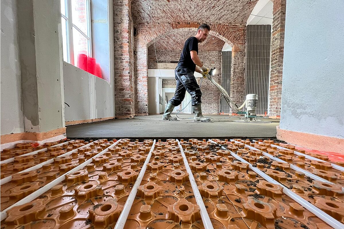 Detailaufnahme des Schichtaufbaus mit Schlüter-Noppenmatte und Estrichkante