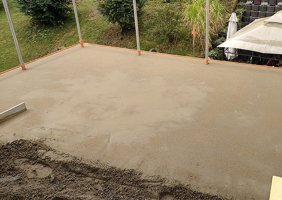 Frisch verlegter Zementestrich in einem Wintergarten