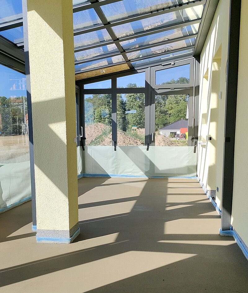 Fertig verlegter und geglätteter Zementestrich in einem Holzständerbau