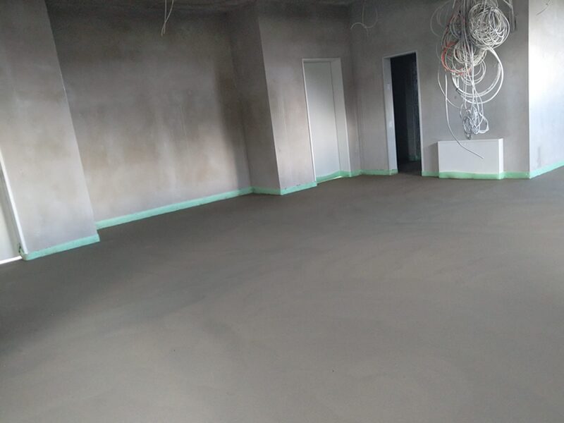 Fertig verlegter Zementestrich mit grünem Randdämmstreifen