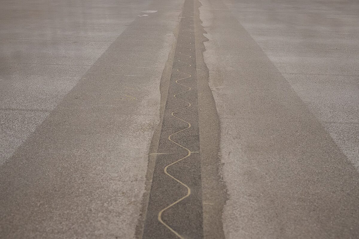 Bewegungsfuge im Industrieestrich mit Floorbridge-System – elastische Fugenfüllung in Betonboden
