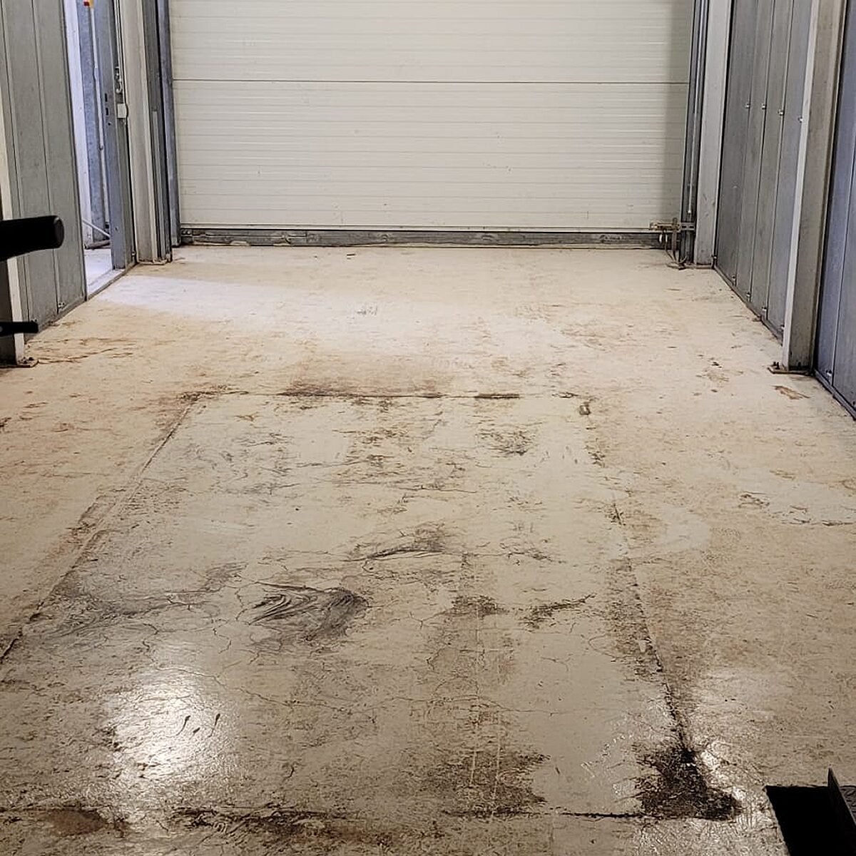 Abgenutzter, zerkratzter Hallenboden vor der WHG-Sanierung