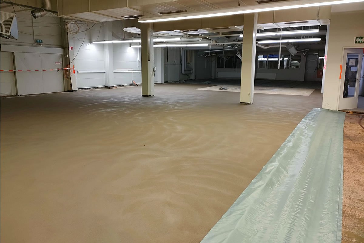 Verbundzementestrich wird direkt auf den vorbereiteten Betonuntergrund aufgebracht