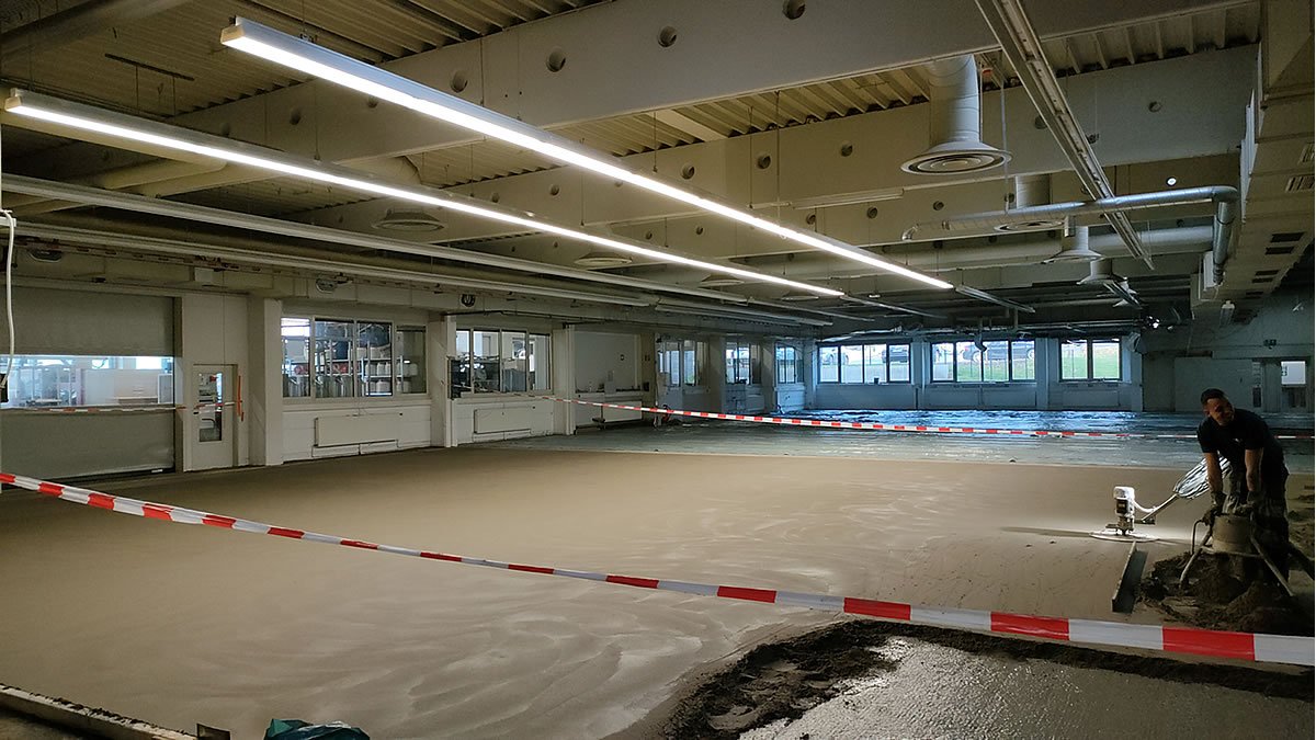 Fertiggestellter Verbundzementestrich in einer Industriehalle