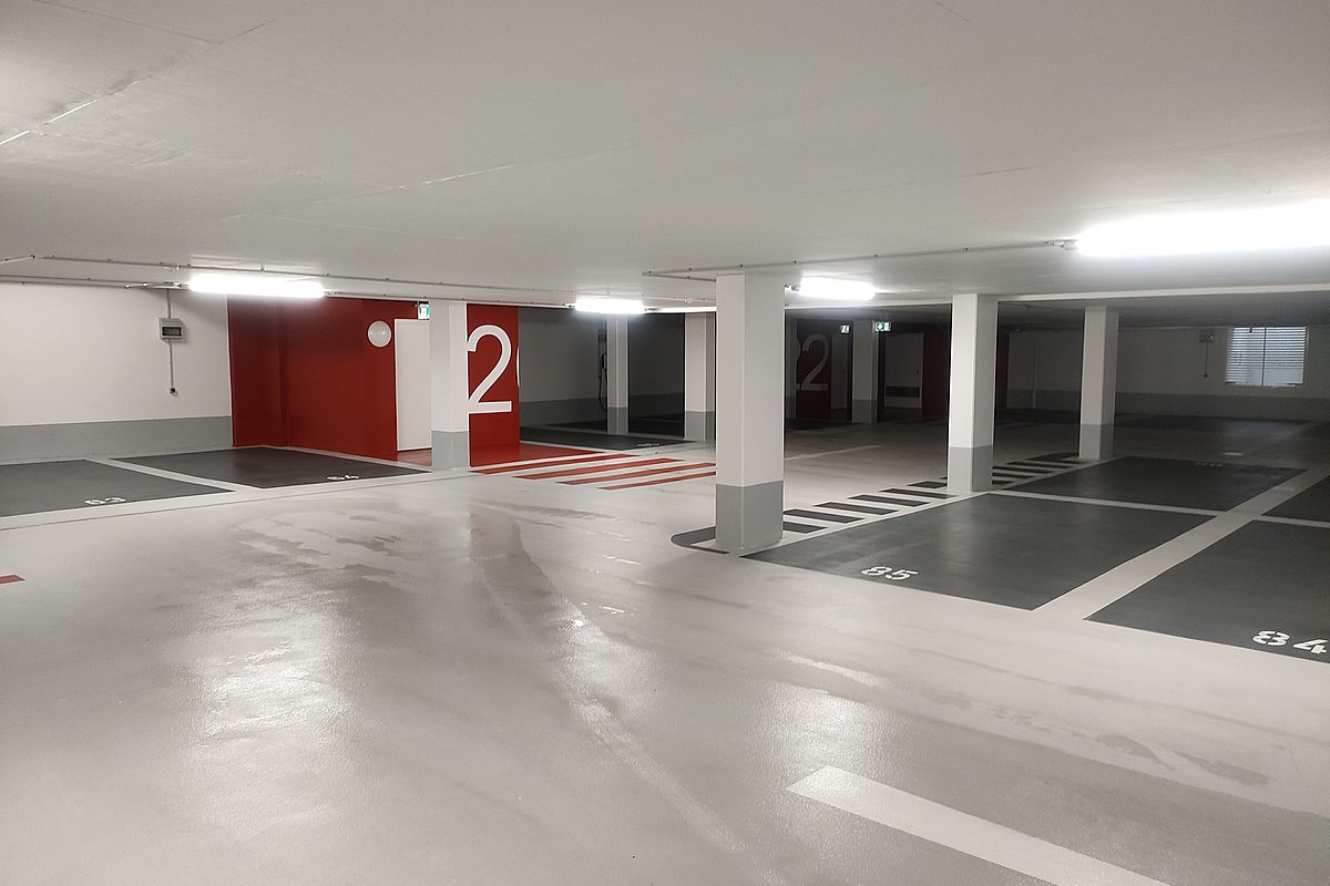 OS 8 Beschichtung in der Tiefgarage Hannover – signalrote Wandgestaltung mit Etagennummer 22 und Stellplatzbereich mit rot-weißem Fußgängerüberweg, Stellplatznummer 68