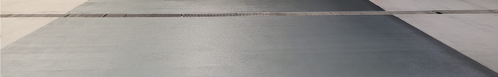 Designboden mit Epoxidharz-Beschichtung in zwei Grautönen