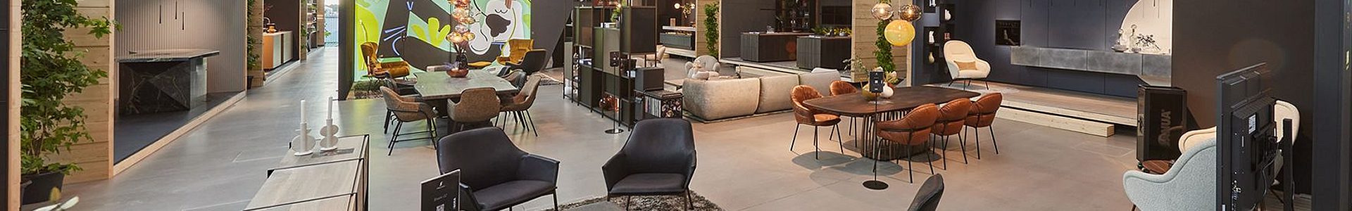Mineralischer Fließestrich in Betonoptik – moderner Designboden im Wohnbereich mit Möbeln und Showroom-Einrichtung