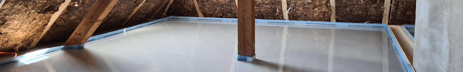 Dünnschichtestrich im Bestandsbau – glatter Calciumsulfat-Fließestrich mit Randdämmstreifen in einem sanierten Altbau