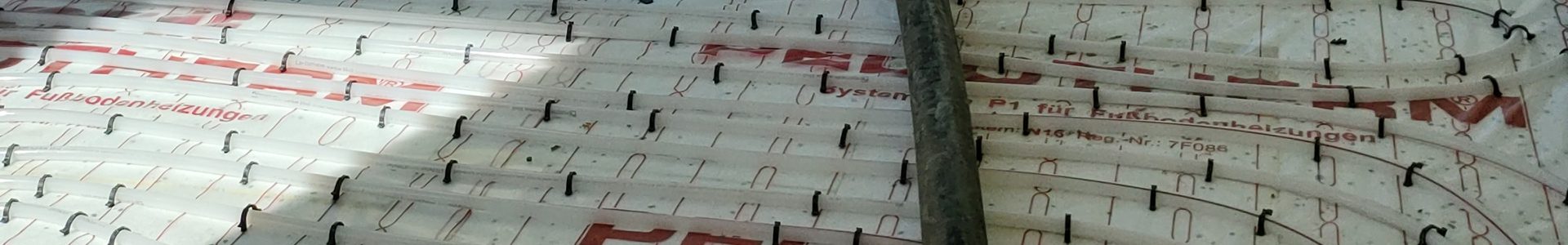 Estrich auf Fußbodenheizung – Noppensystem mit verlegten Heizrohren vor dem Estricheinbau