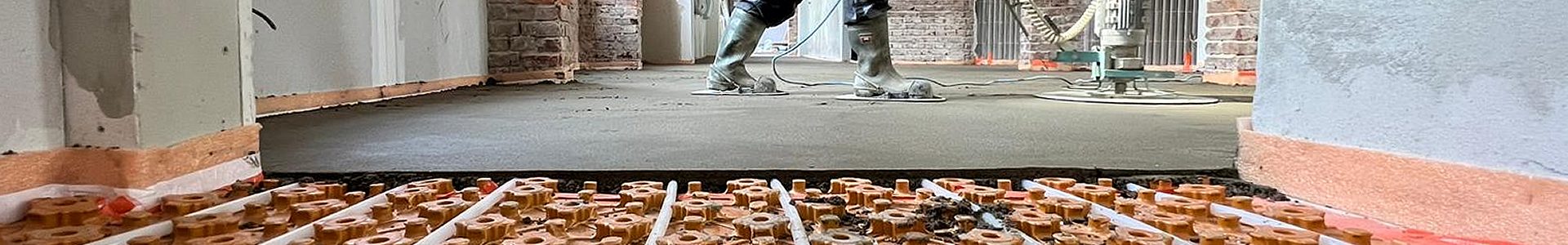 Schlüter-System beim Estricheinbau – Fußbodenheizungs-Systemfolie mit Randdämmstreifen und Rohrhalterungen
