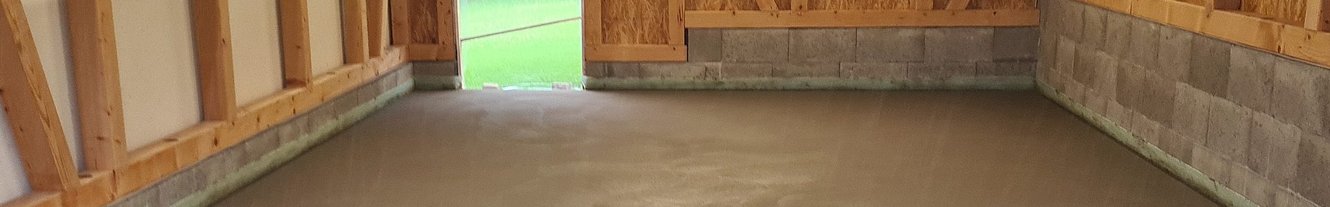 Zementestrich – frisch verlegter Estrich in einem Neubau mit Holzständerkonstruktion und Blick ins Freie