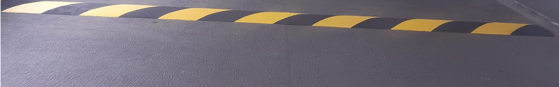Schwarz-gelbe Bodenschwelle mit rutschfester PMMA-Außenbeschichtung am Eingang eines Parkhauses