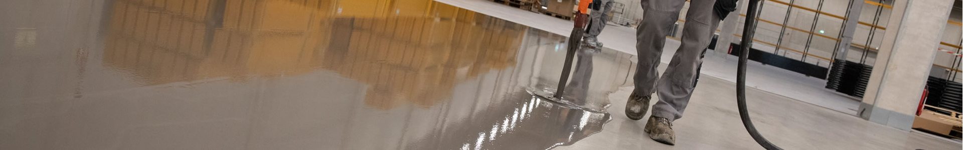 Industriebodenbeschichtung – Fachbetrieb Kreie aus Kalletal bei der Verarbeitung von Fließestrich