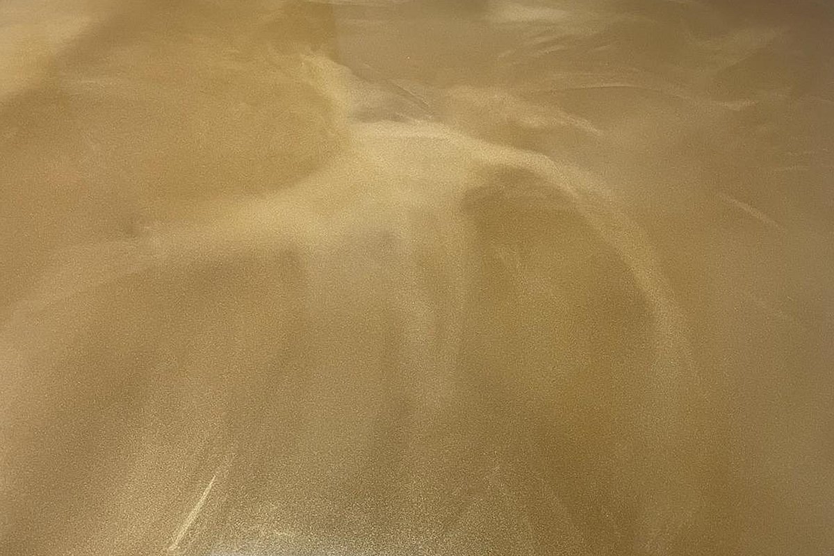 Metallic Floor – glänzender Designboden mit goldenem Metallic-Effekt