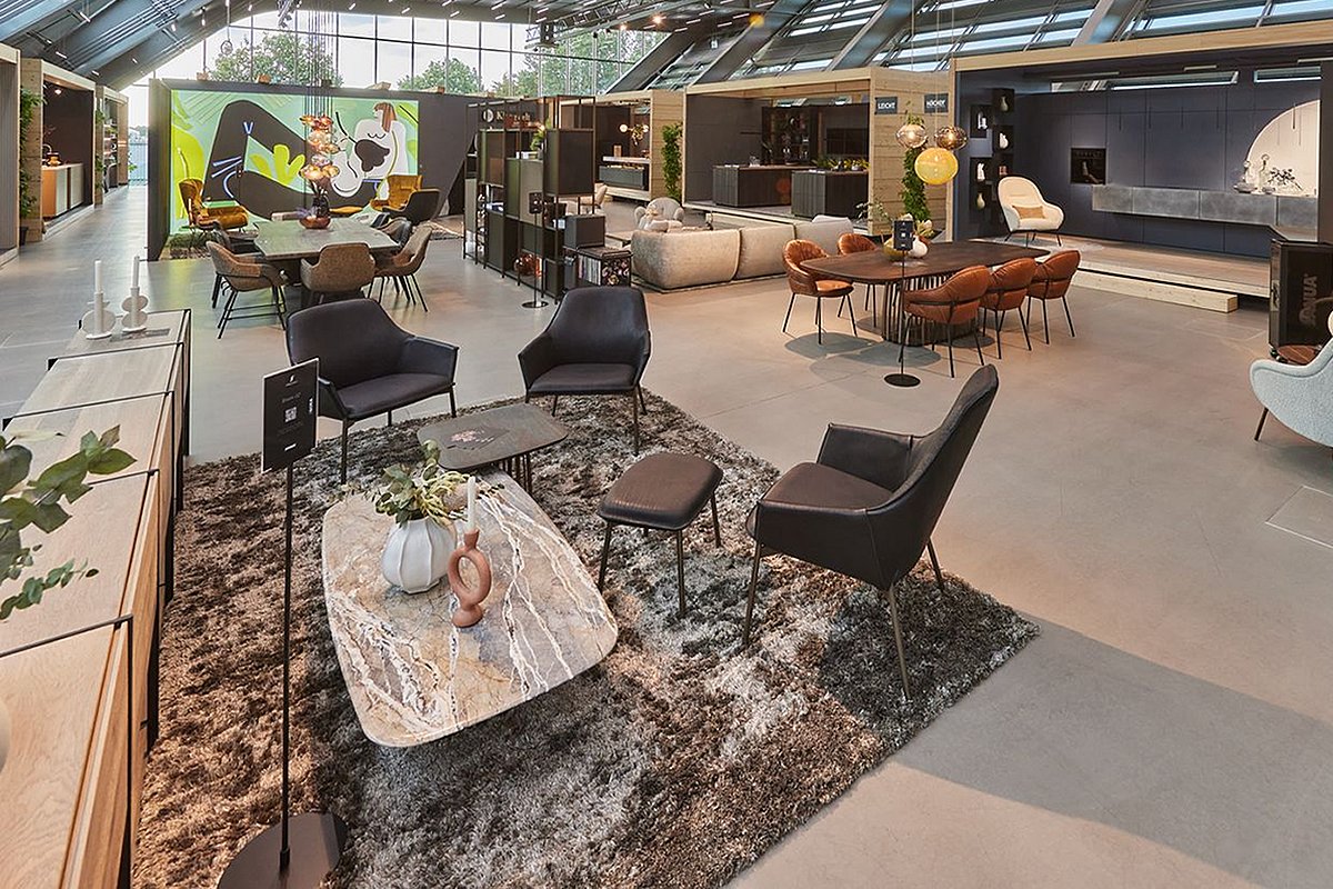 Mineralischer Fließestrich in Betonoptik – hochwertiger Designboden in einem modernen Einrichtungshaus