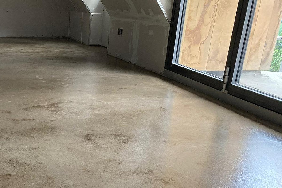 Sichtestrich als Designboden – glatter Zementestrich in Betonoptik im Innenraum