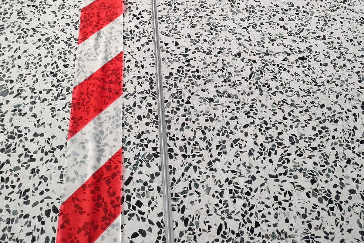 Terrazzo-Designboden – geschliffener Estrich mit bunten Gesteinskörnern in Weißzement