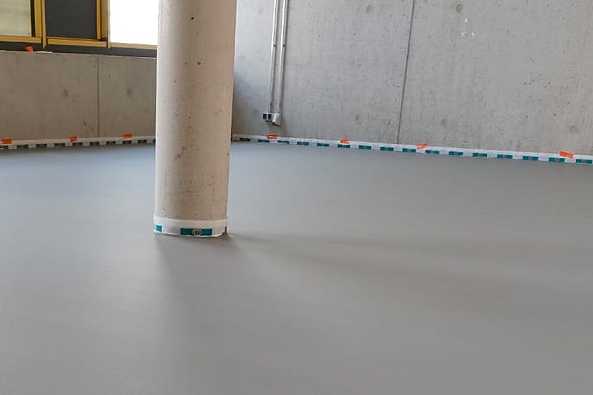 Zementfließestrich für Industrieböden – selbstverlaufend mit glatter Oberfläche